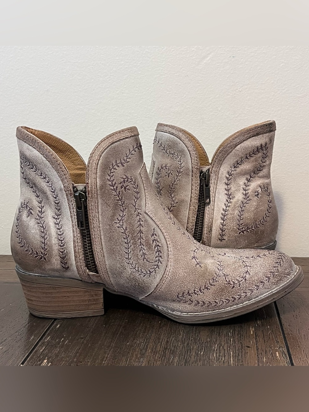 Sterling River Western Embroidered Distressed Booties Womens 8.5 - Picture 7 of 10